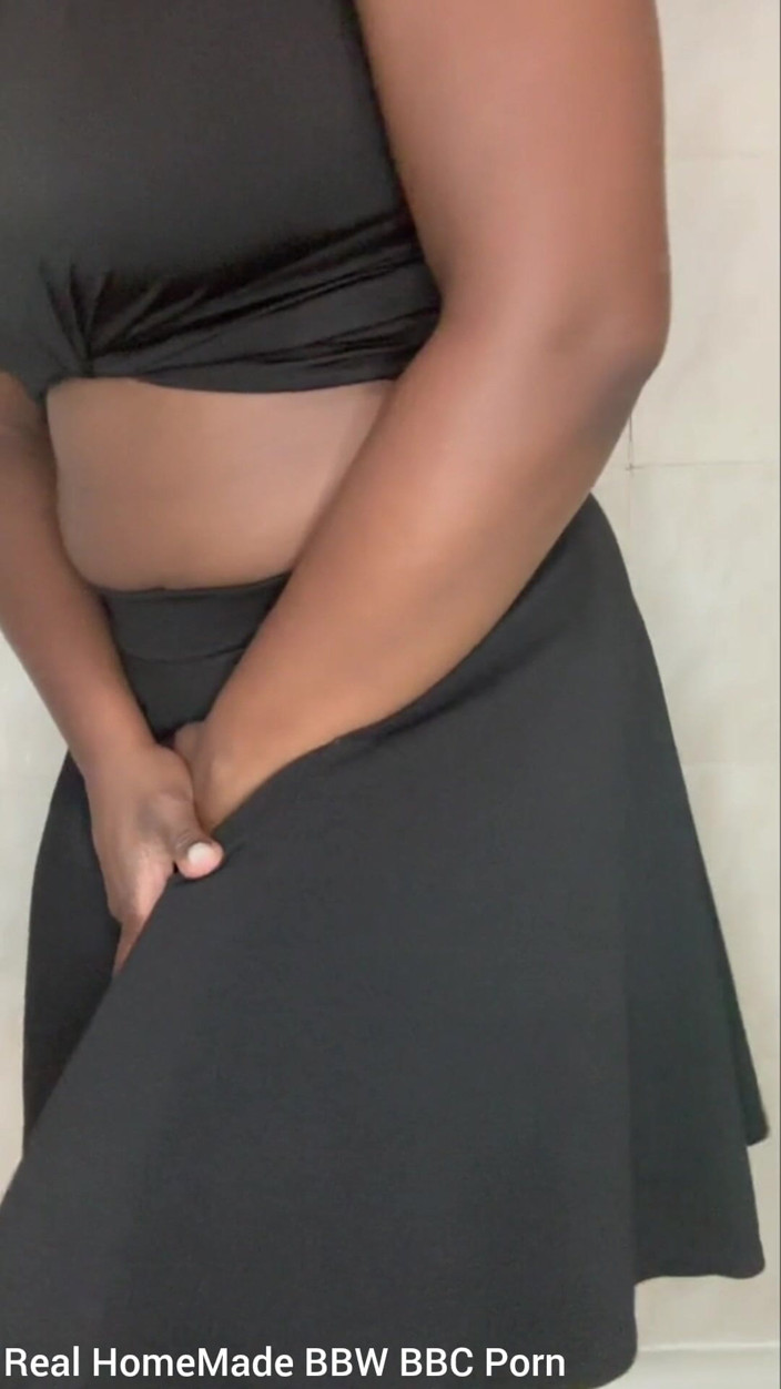 Super sexy ebony cuties: Писяє в туалеті, добірка відео від першої особи
