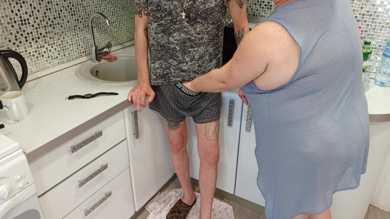 Zona901: Mijn schoonmoeder zuigt aan mijn lul en ik kom klaar...
