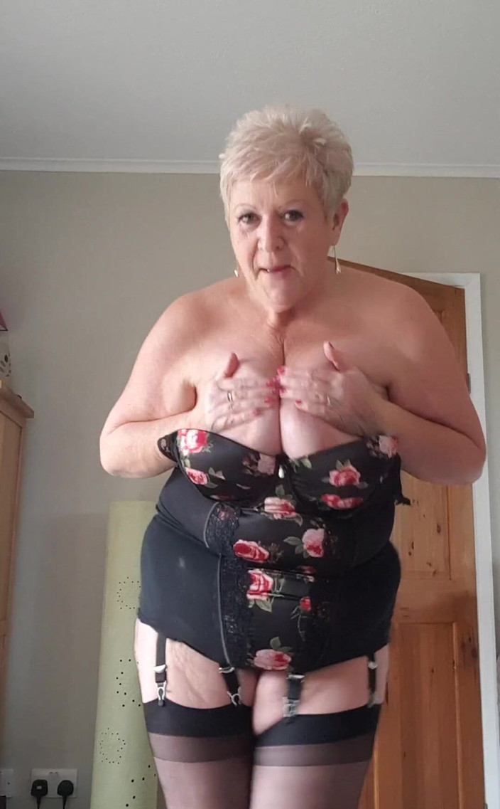 Uk Joolz: Morning boys! Another naughty dance for you this morning.
