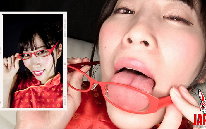 Japan Fetish Fusion: Lízání brýlí: Svůdný tanec Momony