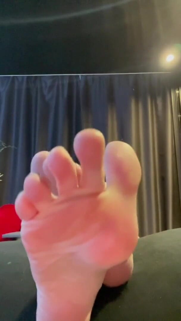 BadAssBitch: Tu vas être ma salope aux pieds et nettoyer mes pieds...