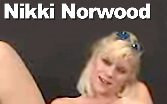 Edge Interactive Publishing: Nikki Norwood melucuti dildo merah muda