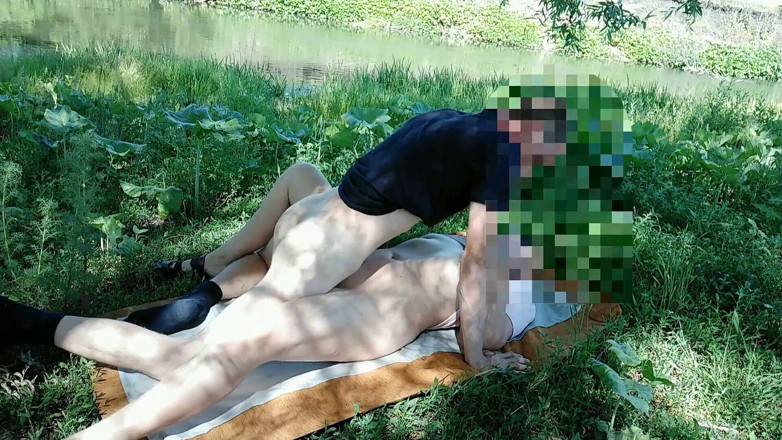 Qwersad33: Une salope sexy se fait arroser de sperme sur la...