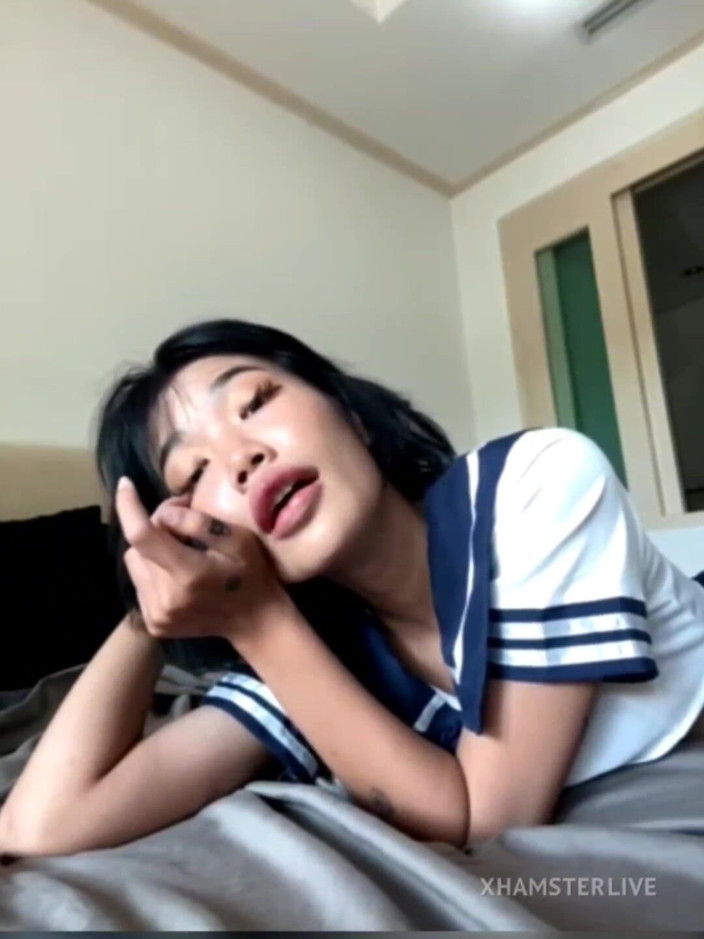 Emma Thai: Emma Thai robi puszczalska rola studenta grać show na żywo
