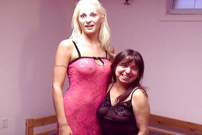 Radical Lesbian: Une bombasse et de minuscules lesbiennes amateur matures