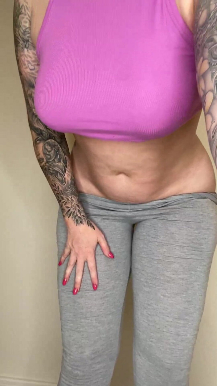 Paige Turnah: ヨガパンツ大きなお尻は、あなたが私の裸のお尻に急いでオフにしながら、いじめ