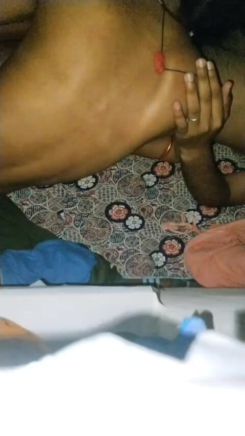 CHOUDHARYJAAN: Aku nelpon temanku ke kamarku dan nekat ngentot memek merah...