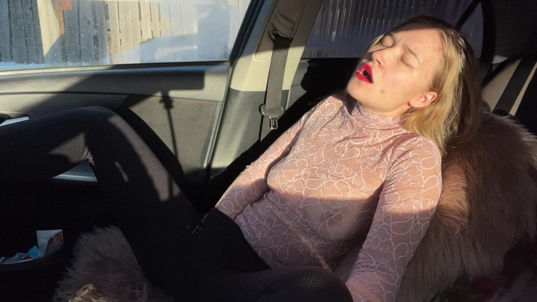 Stacy_via: Я не могла дочекатися свого чоловіка і вирішила отримати оргазм в машині!