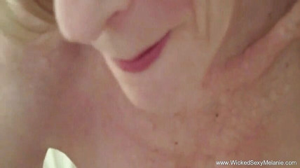 Wicked Sexy Melanie: Geile blonde dame wird gefickt und lutscht schwanz in pOV