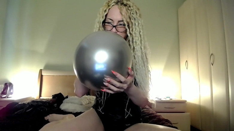 BadAssBitch: Souffler une ballon et éclater avec mes longs ongles