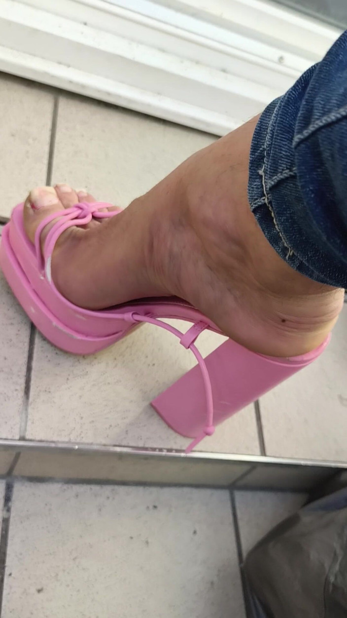 Mutsakin: Pembe Topuklu Ayaqqabılar