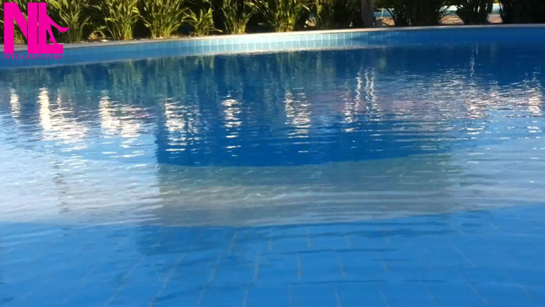 Nyllady: Desculță atârnând în piscină