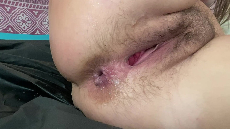 Mary Di: 拳交阴户和大鸡巴肛门喷出高潮。业余肛门毛茸茸的阴户高潮来自她的屁股的鸡巴。