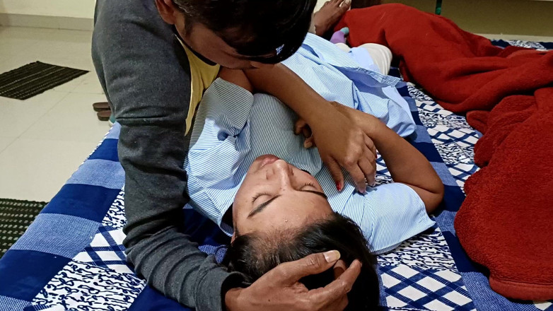 Kamini Bhabhi: 18 år gammal indisk college flicka roll spela hardcore sex