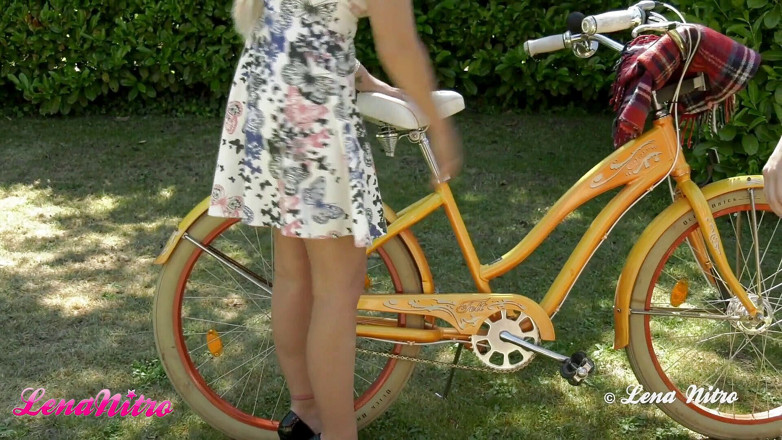Lena Nitro: La bicicleta se ha roto en el parque pero tengo...