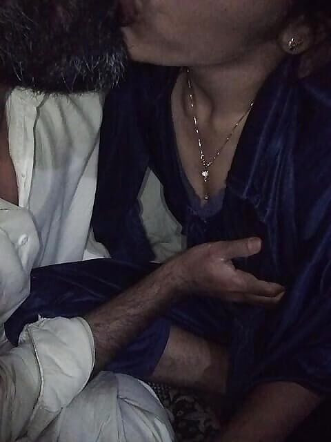 Sanam Jan: Une fille desi suce la bite de son demi-frère