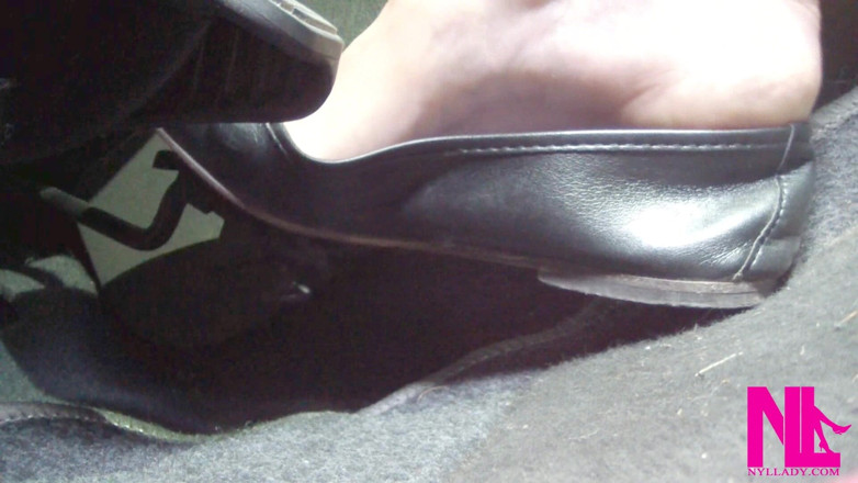 Nyllady: Revving în Black Flats pe Desculță