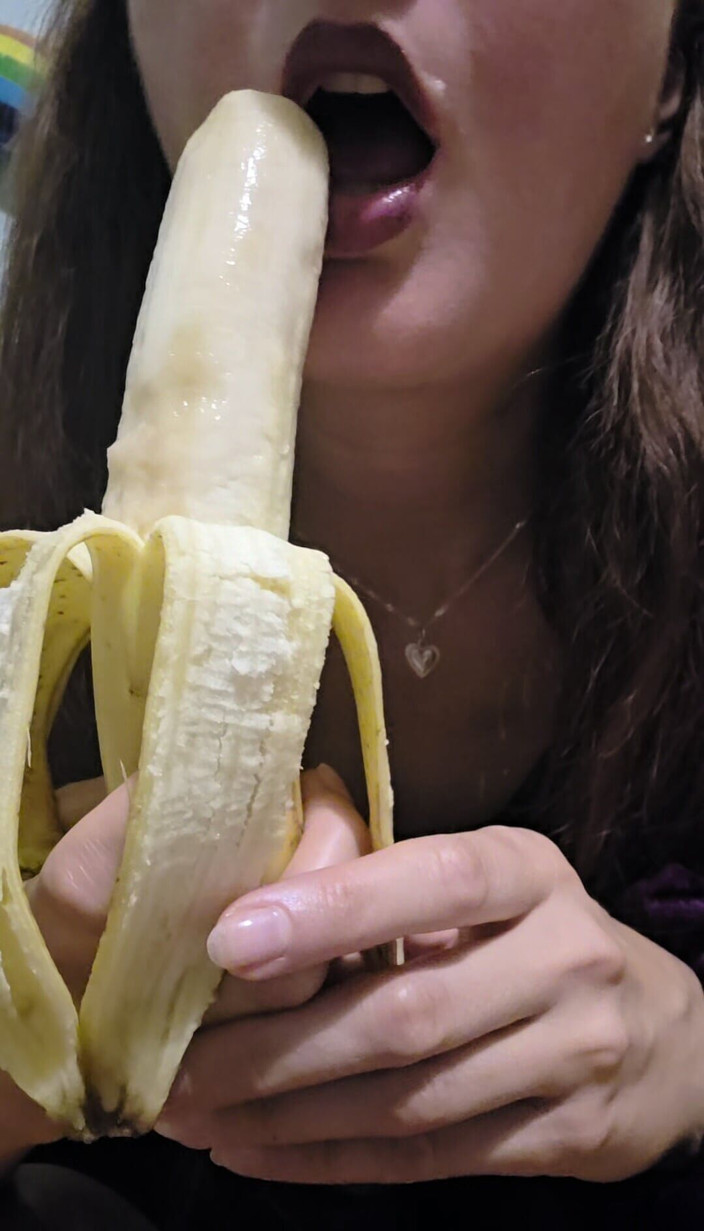 Ana Liz: これがエロティックにバナナを吸う方法