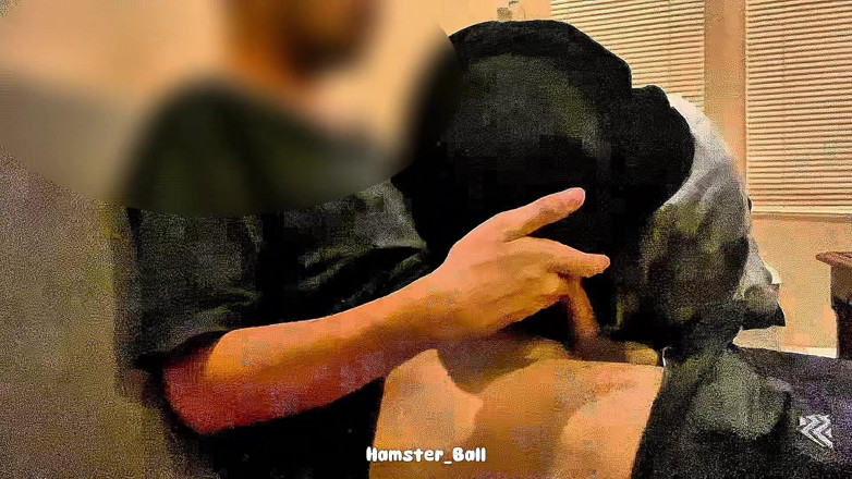 Hamster_Ball: MİLF! Amatör Asyalı Müslüman patronunun büyük yarağını deniyor