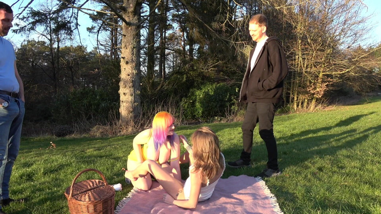 BiMFCoupleUK: Casal troca piquenique com April Paisley e Emojizz