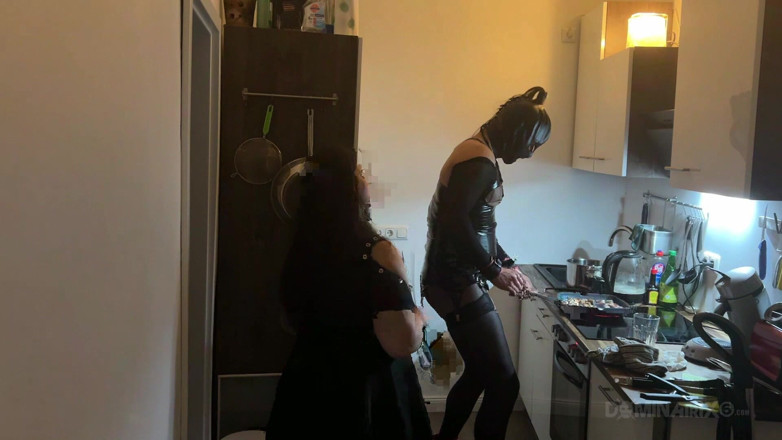 LadyPam: MILF dominan meregangkan pantat submisif Lateks luas di dapur