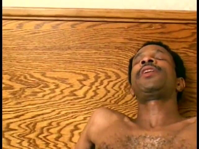 First Black Sexperience: Pan 18 palců dostane jeho černou šavli sání latinskoamerickou MILF