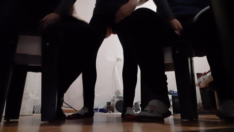 Lesbian-candys: Pendant que je me masturbais devant mes deux copines, elles...