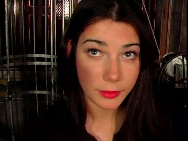 Dark Dungeon Secrets: Palenie gorącej brunetki rozbiera się dla swojego mistrza