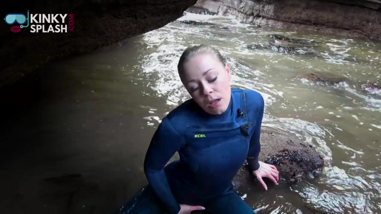 UKCuteGirl Lucy Lauren: Deniz kenarında wetsuit 31 talimatı ve lastik ovma
