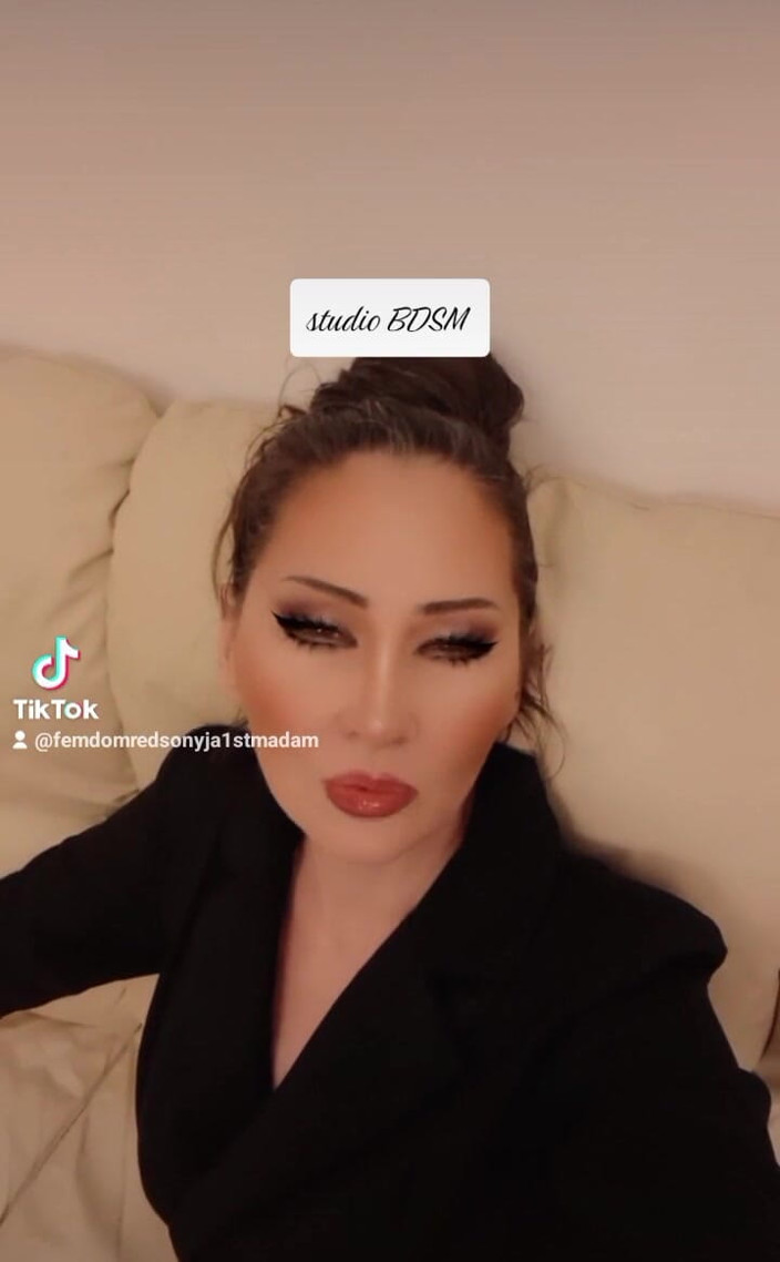 Dominatrix Redsonyja: Qué hermosos somos, ¿no somos?, cuando estamos detrás de varios ajustadores,...
