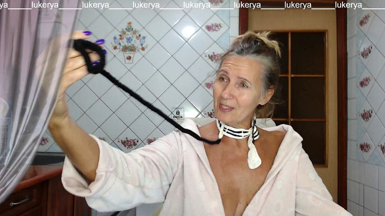 Lukerya: Hos Panas Lukerya di dapur dalam gaun bertukar