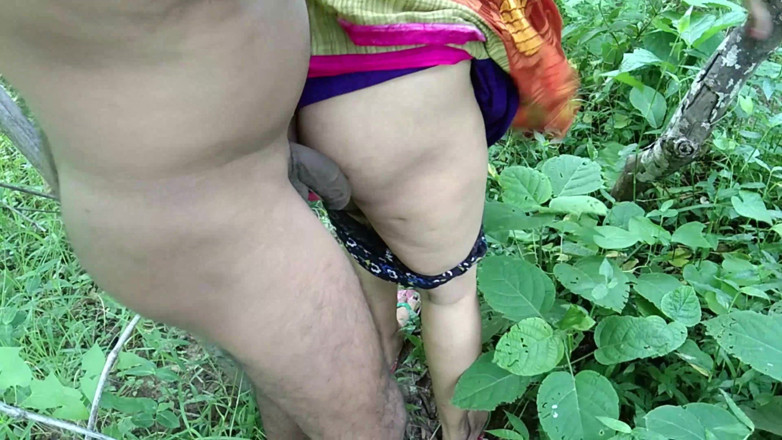 QueenSonali: Baisée dans l'herbe par un inconnu qui prend la bite...