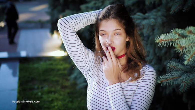 Russian Smokers: Duszna Rosyjska dziewczyna pali papierosa przez fale