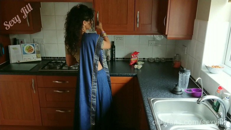 POV_Indian: O tânără indiancă în sari este obișnuită și futută cu degetul de...