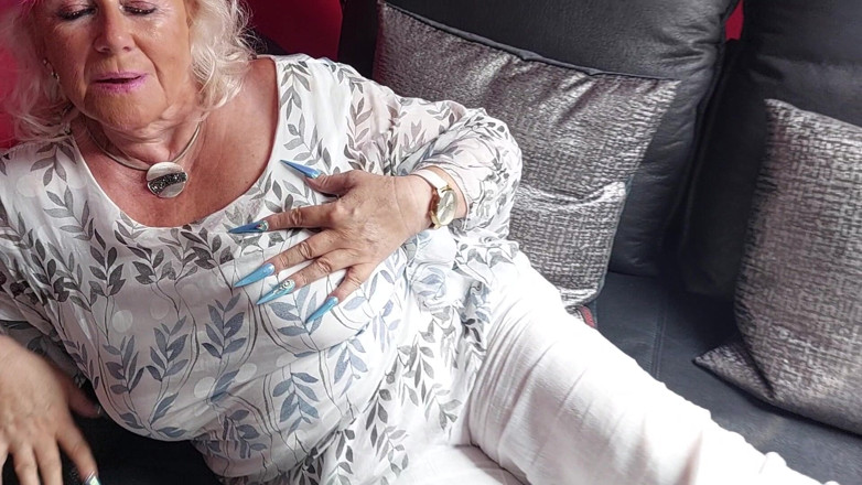PureVicky66: Olgun kadın büyük göğüslerine masaj yapıyor
