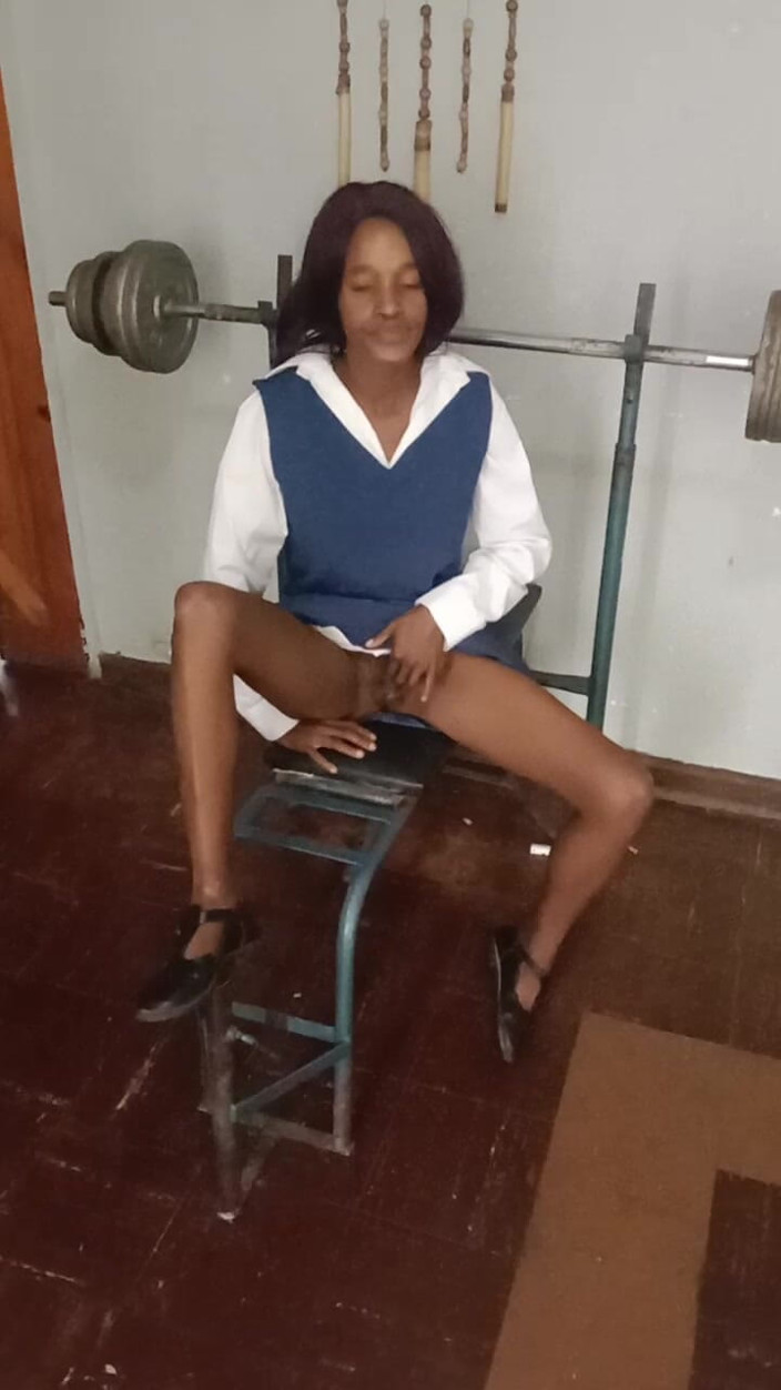 hothouse18xxx: Sexy 18enne Si Sgrilletta La Figa