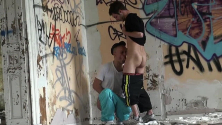 YOUNG FRENCH DUDES FUCKERS: Chàng trai trẻ dang rộng đụ oudoor