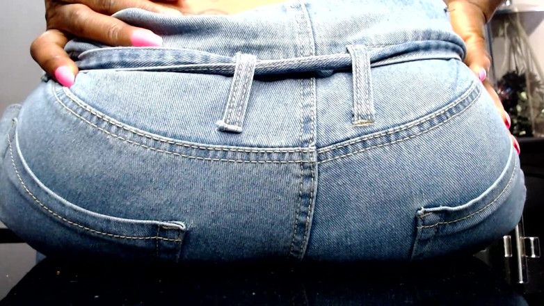 Maeling: Tiny Man Ruined in Jeans Ass-fyxiation with Giant Ass Nieświadoma
