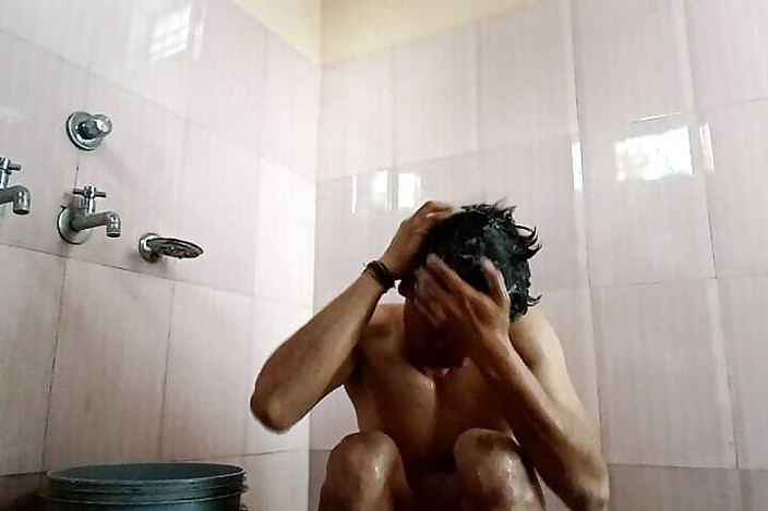 Thakursammy: Một con cu Tatoo đang tắm trong bồn tắm Saraah