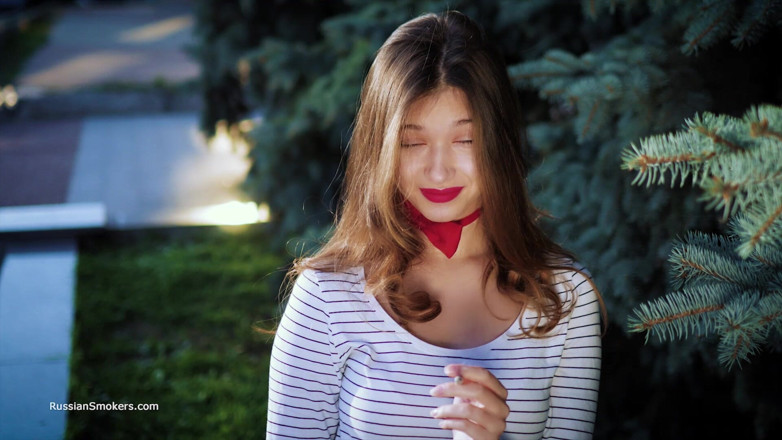 Russian Smokers: 性感的俄罗斯女孩被波浪抽烟