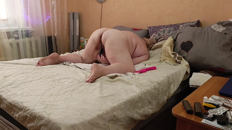 Zona901: La matrigna con il culo grosso si masturba la figa...