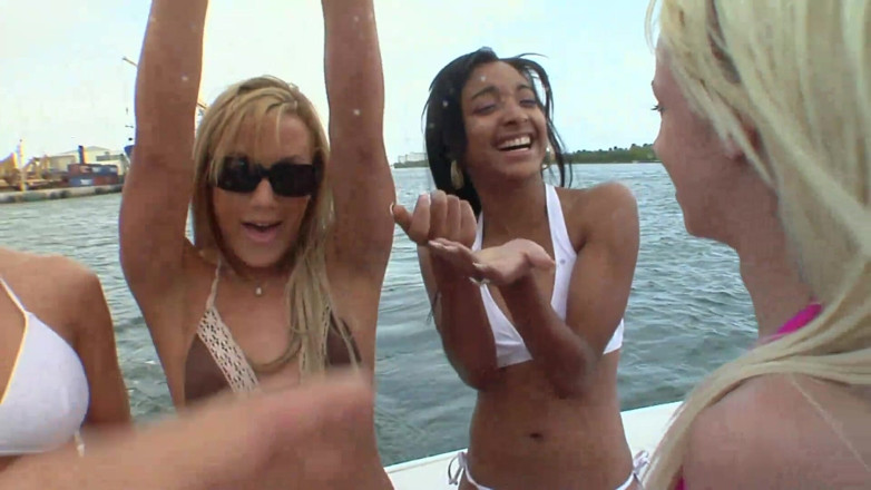 Lesbian Illusion: Orgía lésbica loca en un yate