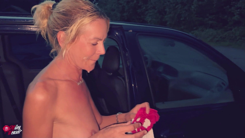 Miley Weasel: Blonde salope en chaleur se fait baiser le cul dans...