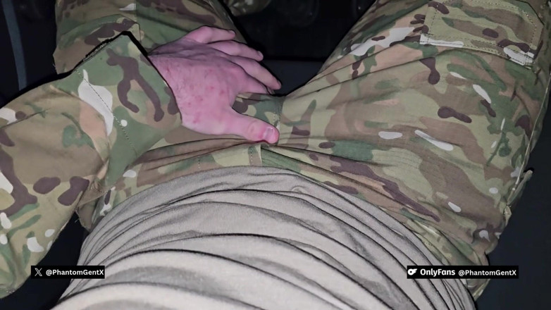 PhantomGentX: 肌肉发达的德国士兵在晚上偷偷上车撸管 - Phantomgentx
