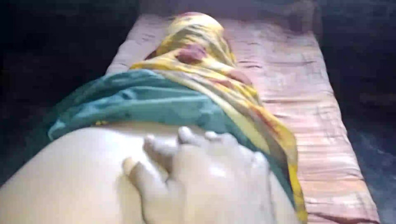 Deshi girl 9: Индийский муж и необрезанная жена - интимные моменты, застукали перед камерой
