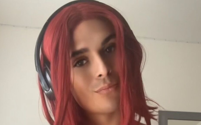 Angel Rios: Femboy Crossdresser pozuje ze swoim wielkim kutasem