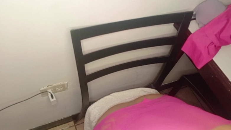 Ladyboy69: Krásná trans žena hluboko v krku péro zvědavého muže