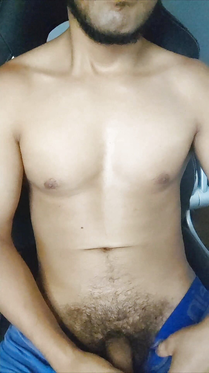Hornyboy2058: Bawię się moją ogromną wypukłą w bieliźnie, aż spuszczę się