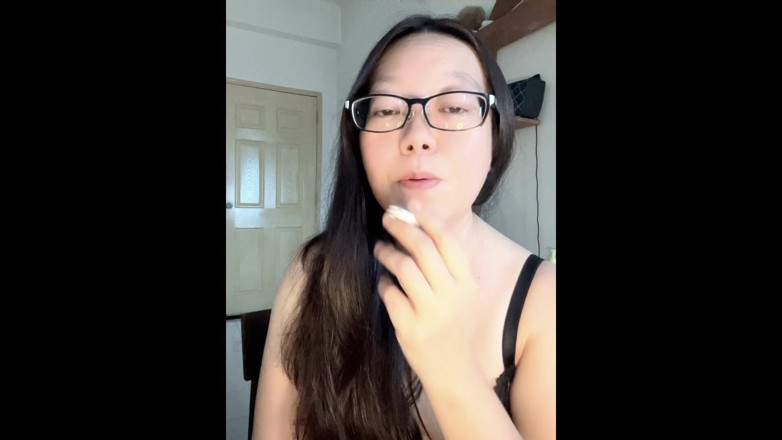 Smoking Asian: El lado oscuro - fumar asiática sibilancia, toser, topless milf te...