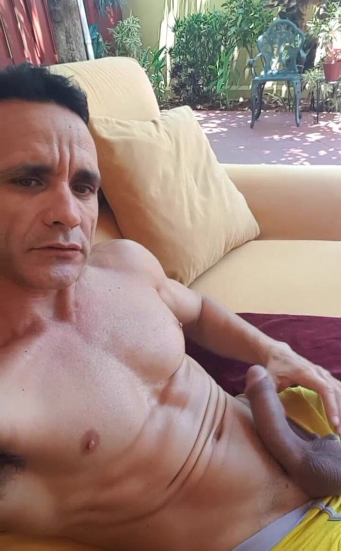 Eden Adonis: Ayo bersenang-senang di sofa, bb